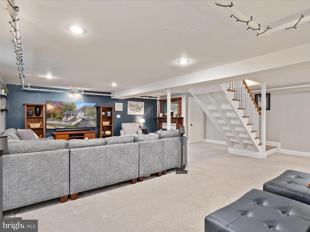 220 Queen St NE