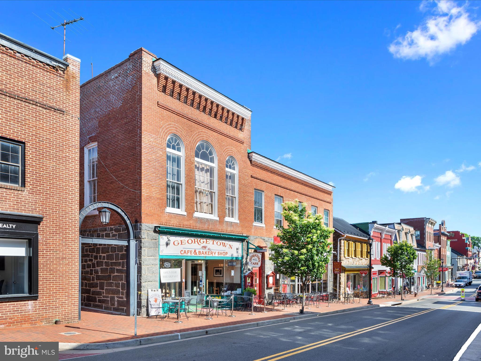 220 Queen St NE