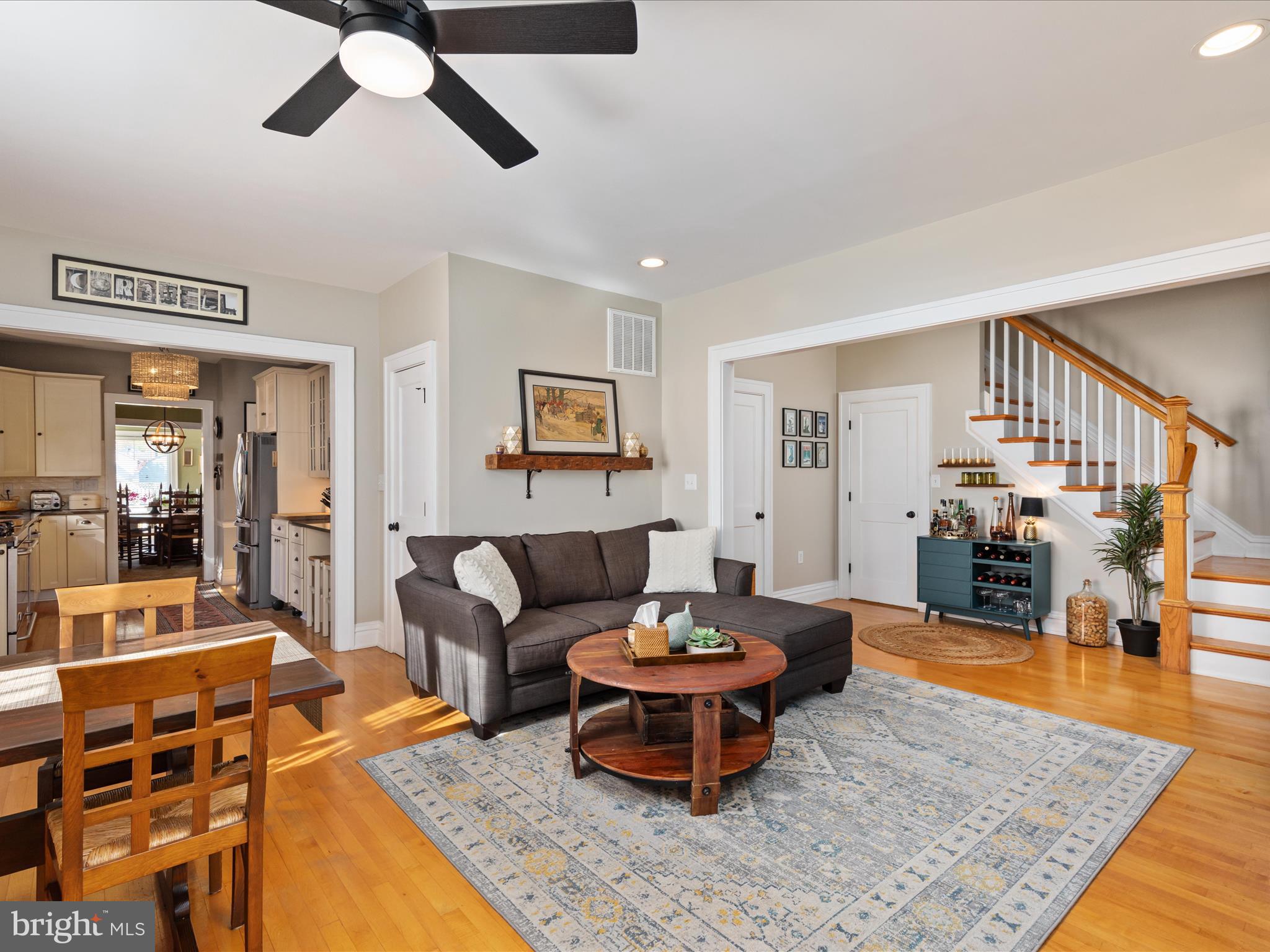 220 Queen St NE