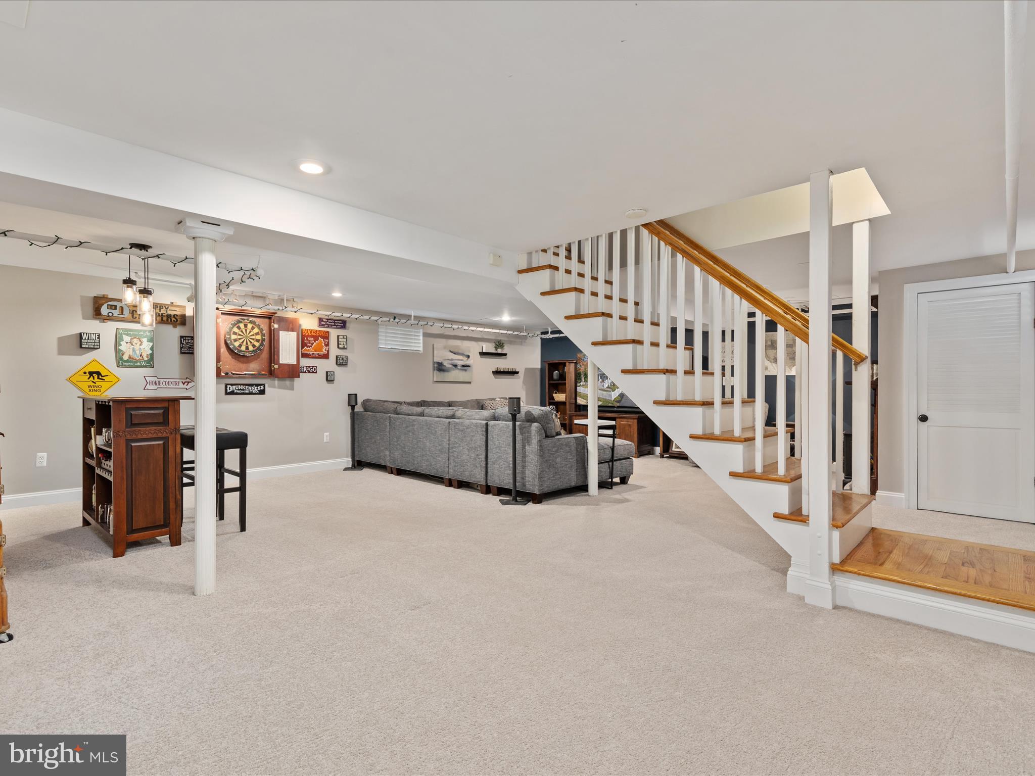 220 Queen St NE