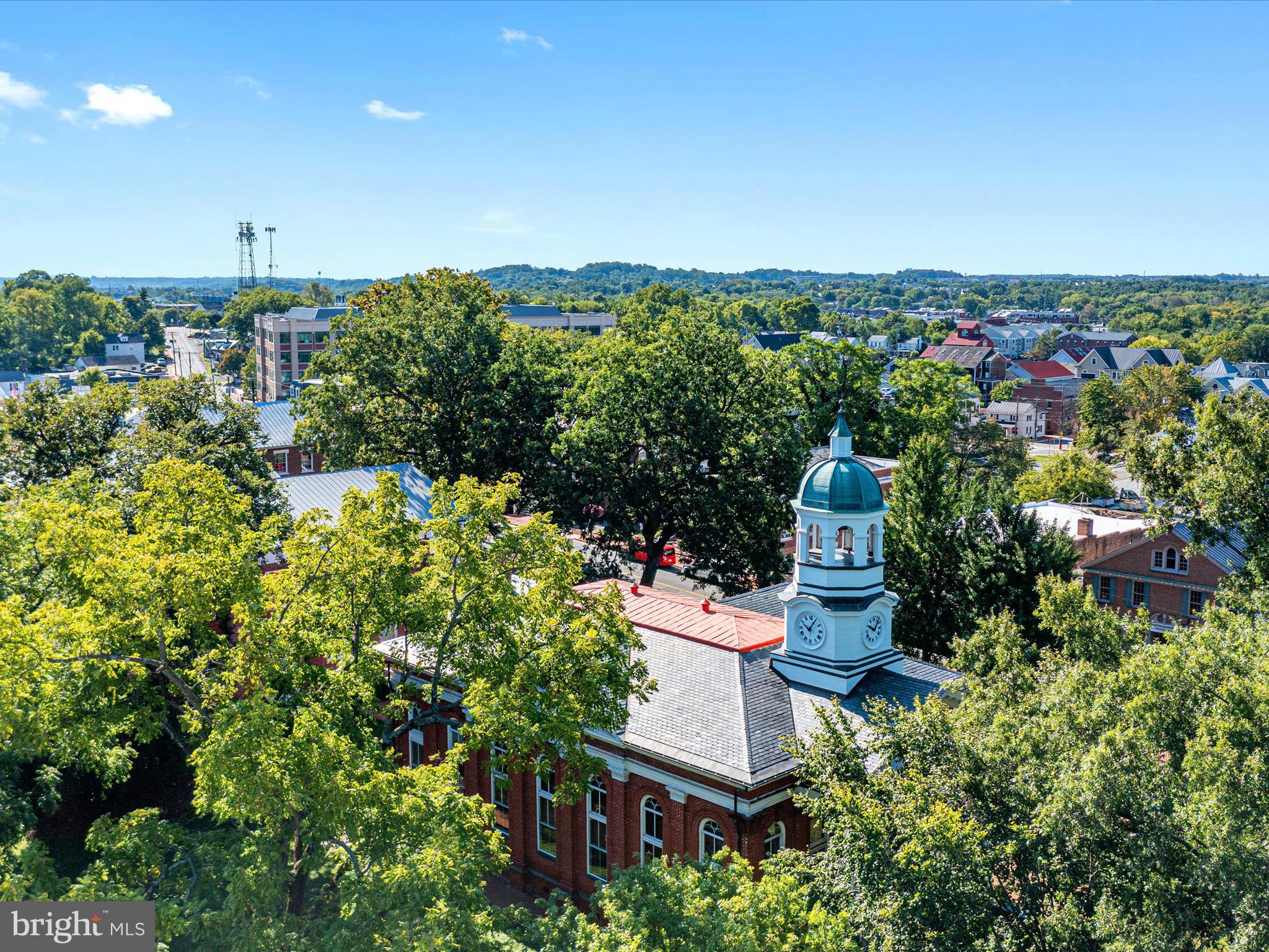 220 Queen St NE