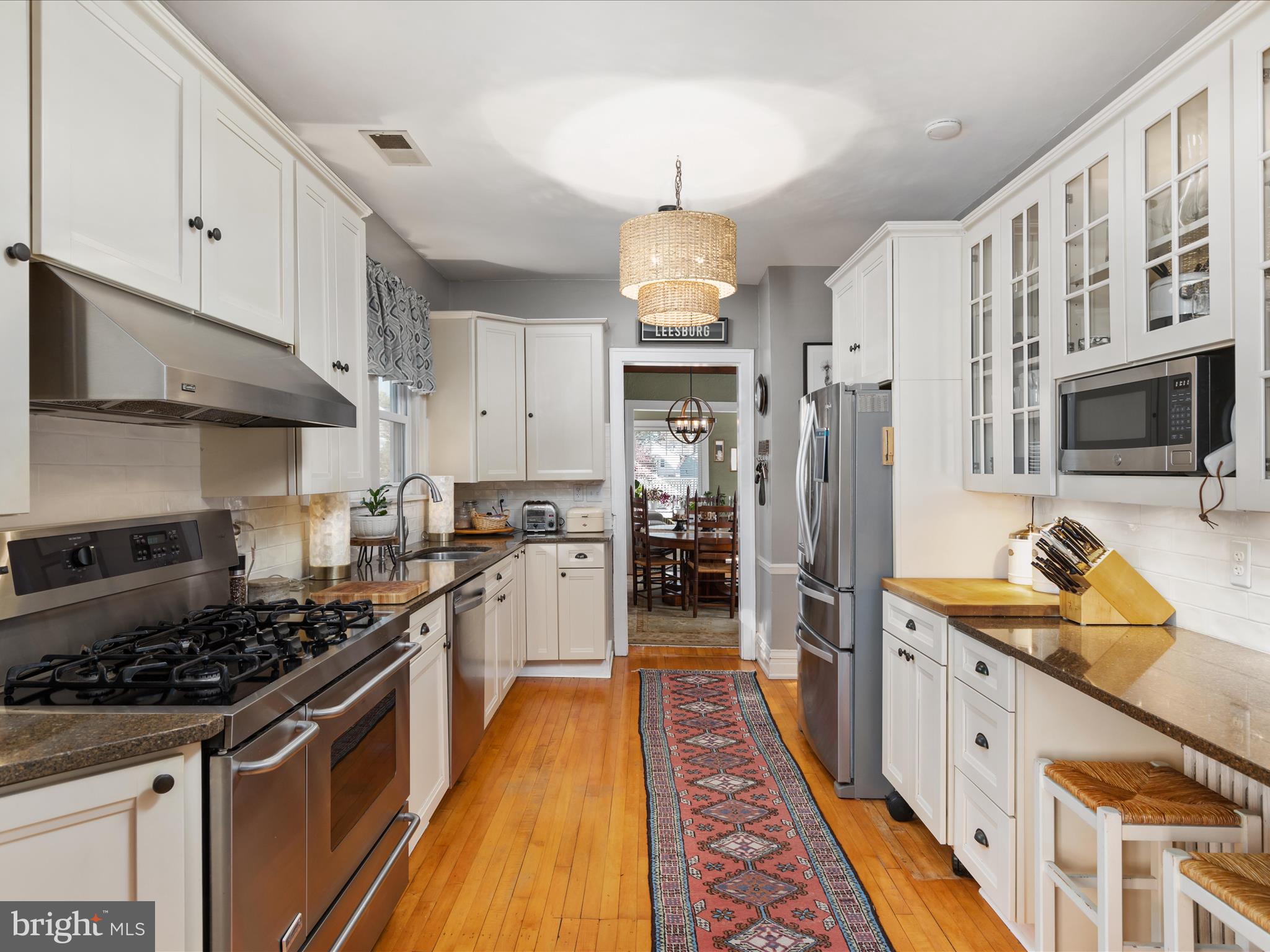 220 Queen St NE