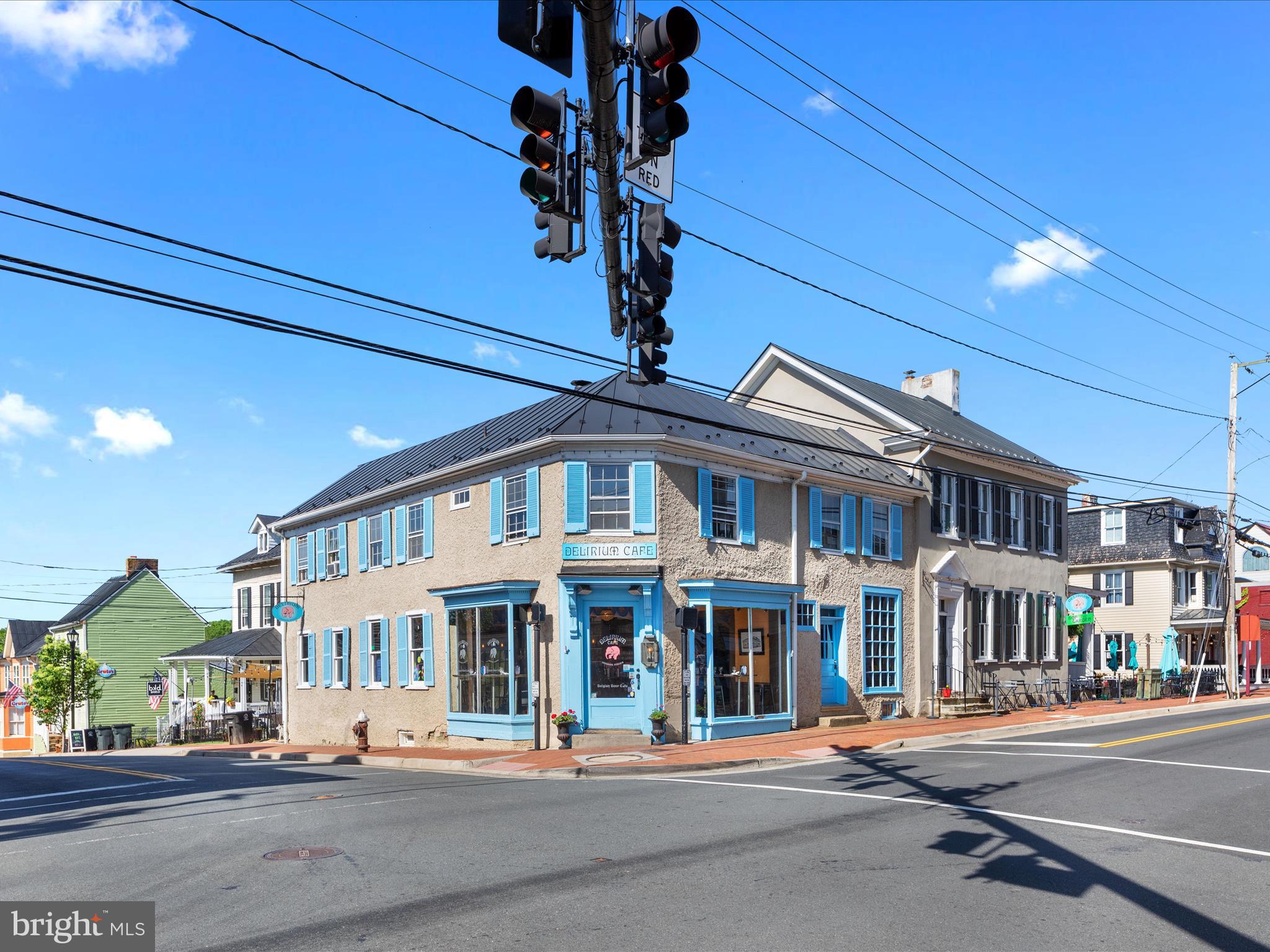 220 Queen St NE