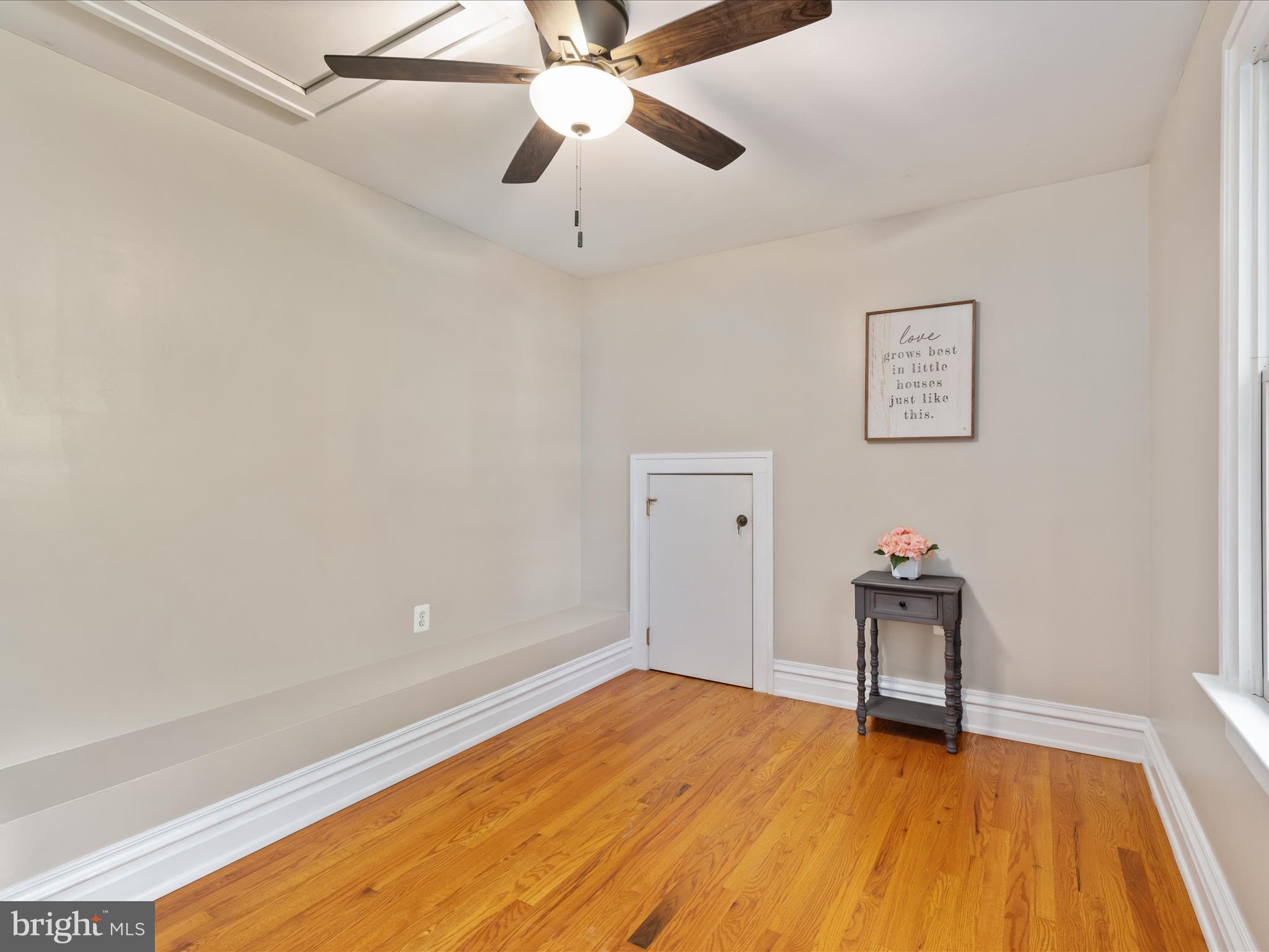 220 Queen St NE