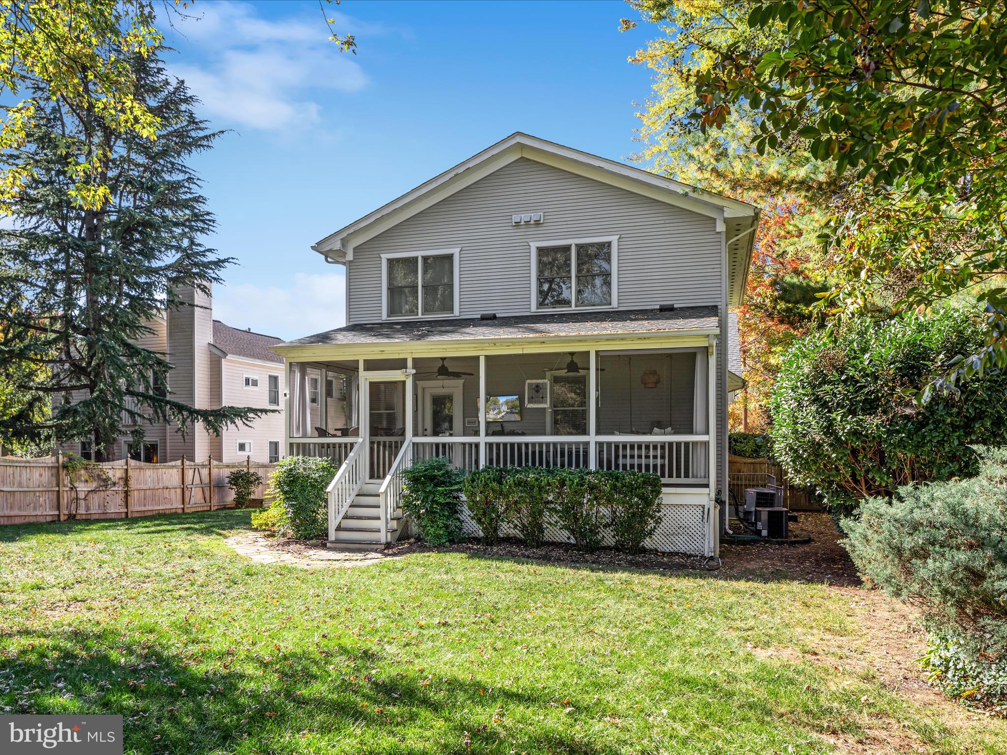 220 Queen St NE