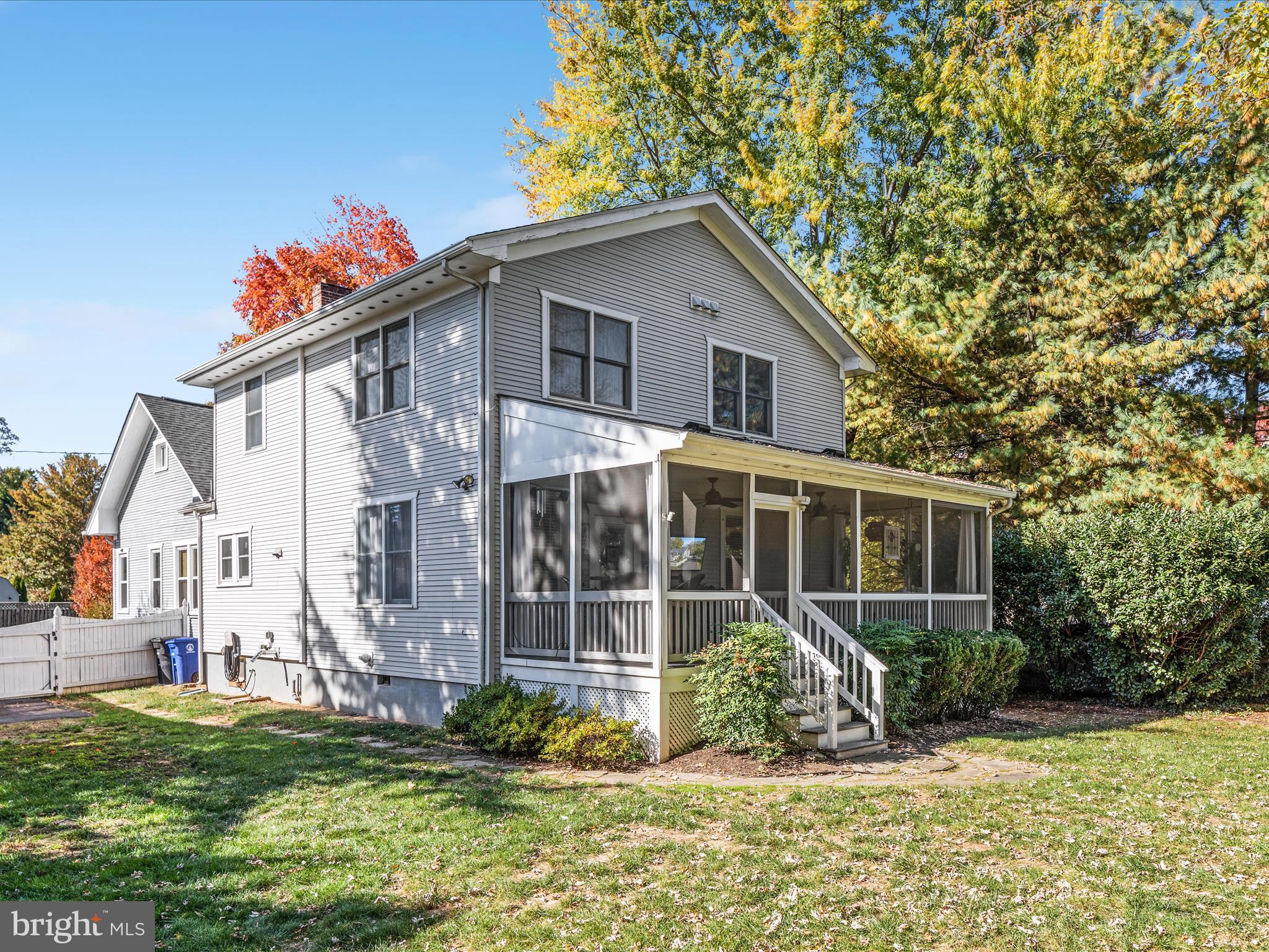 220 Queen St NE