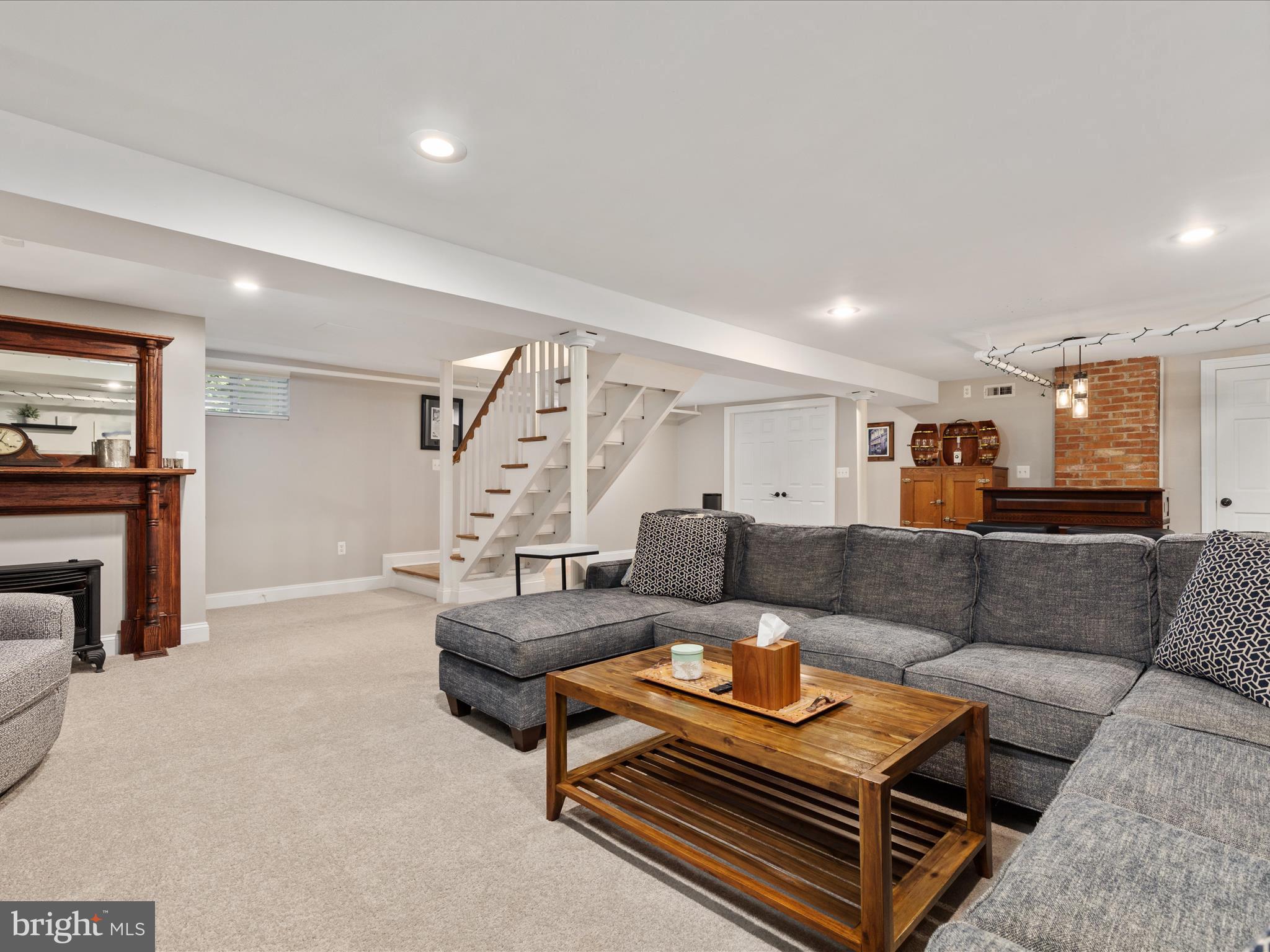 220 Queen St NE