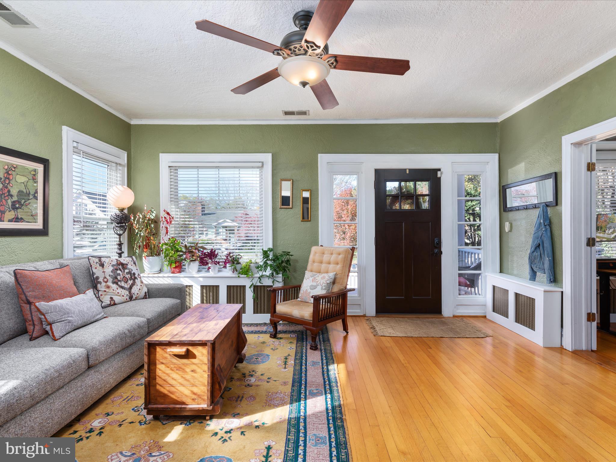 220 Queen St NE