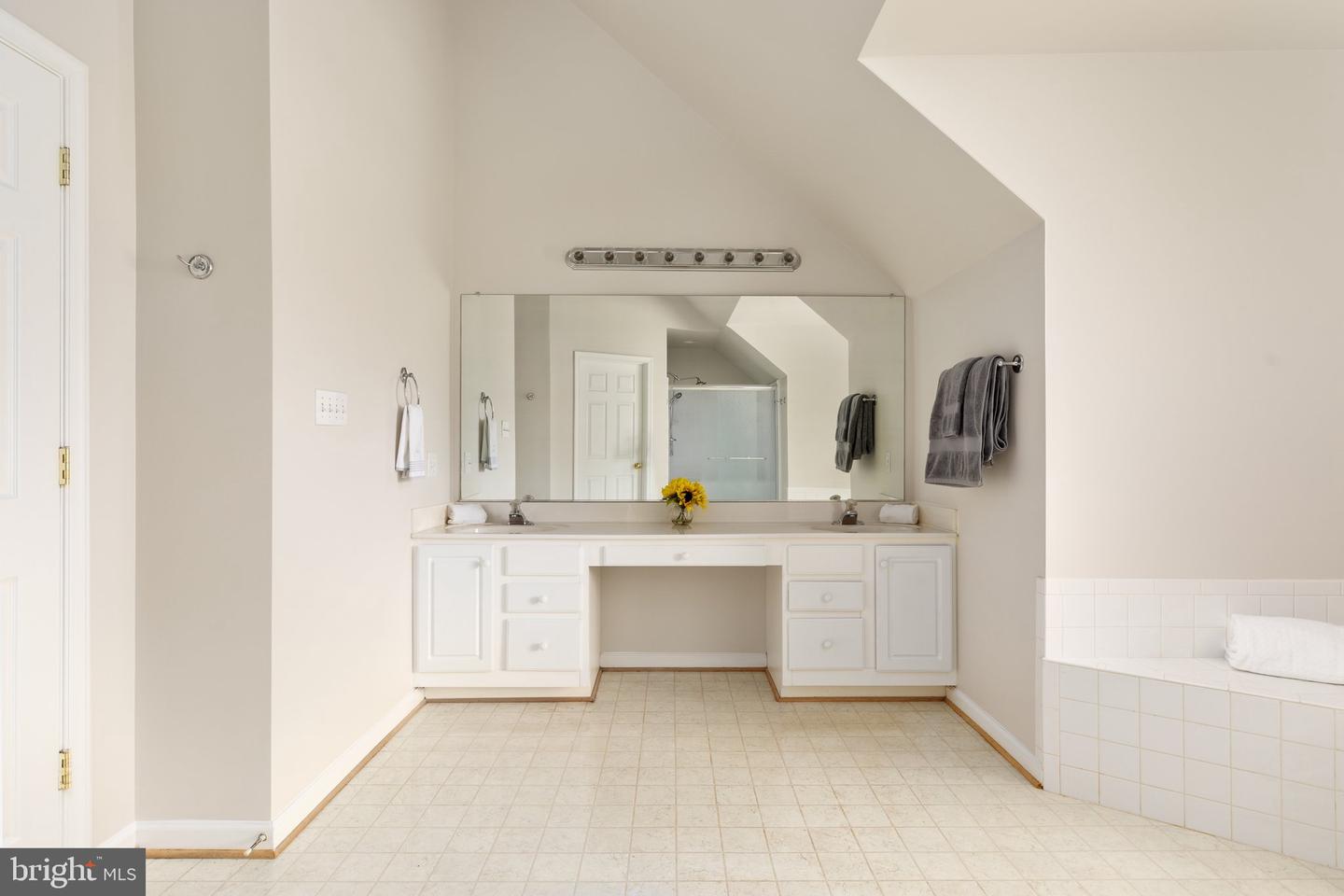 8008 Buschwood Mews