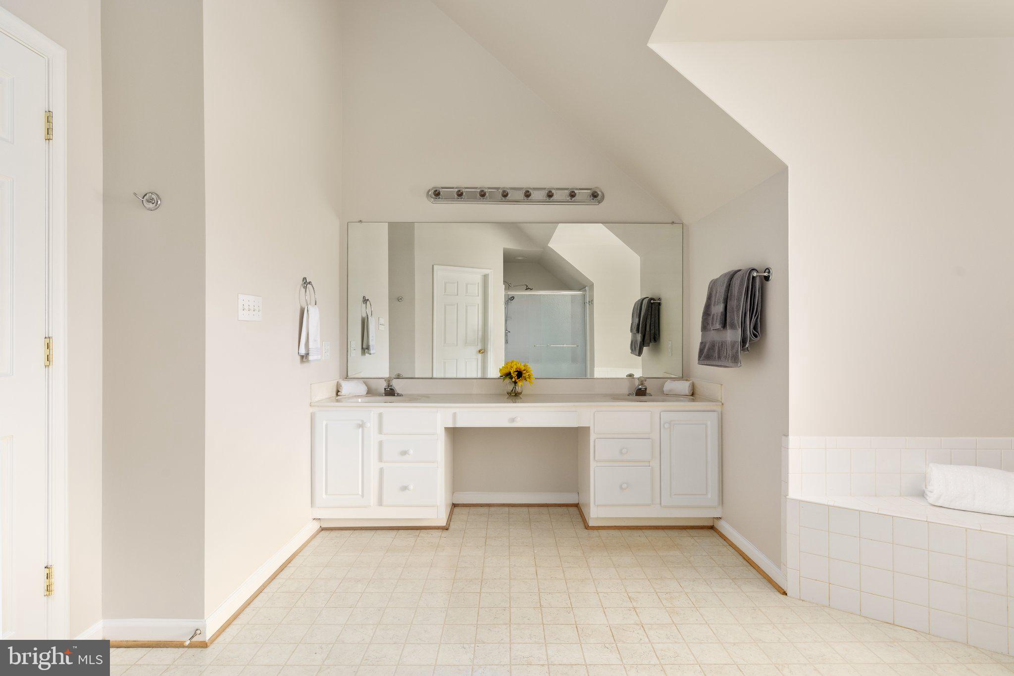 8008 Buschwood Mews