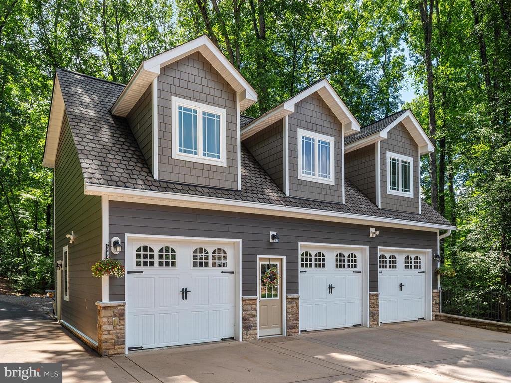 6723 Water View Ln