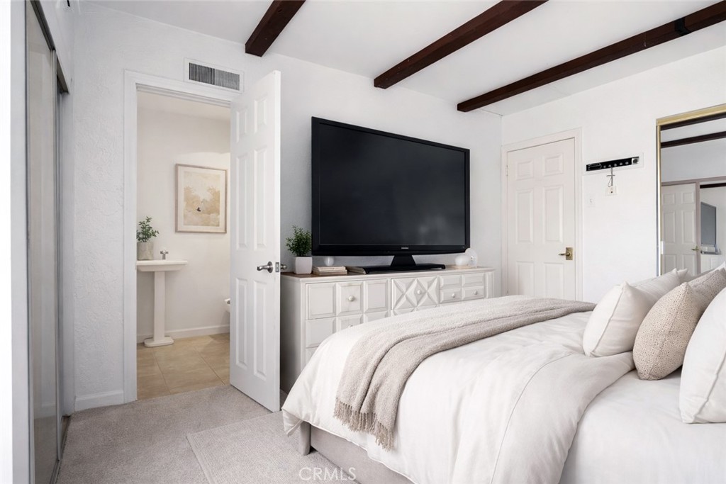 15 La Crescenta Drive