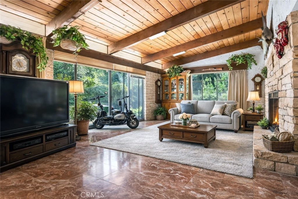 15 La Crescenta Drive