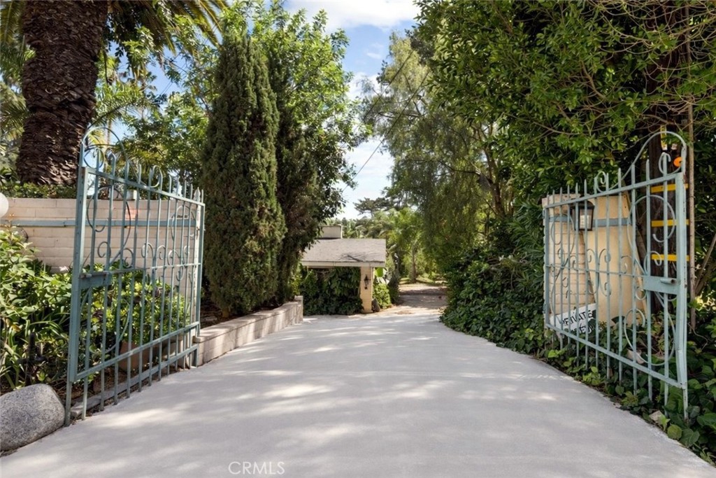 15 La Crescenta Drive
