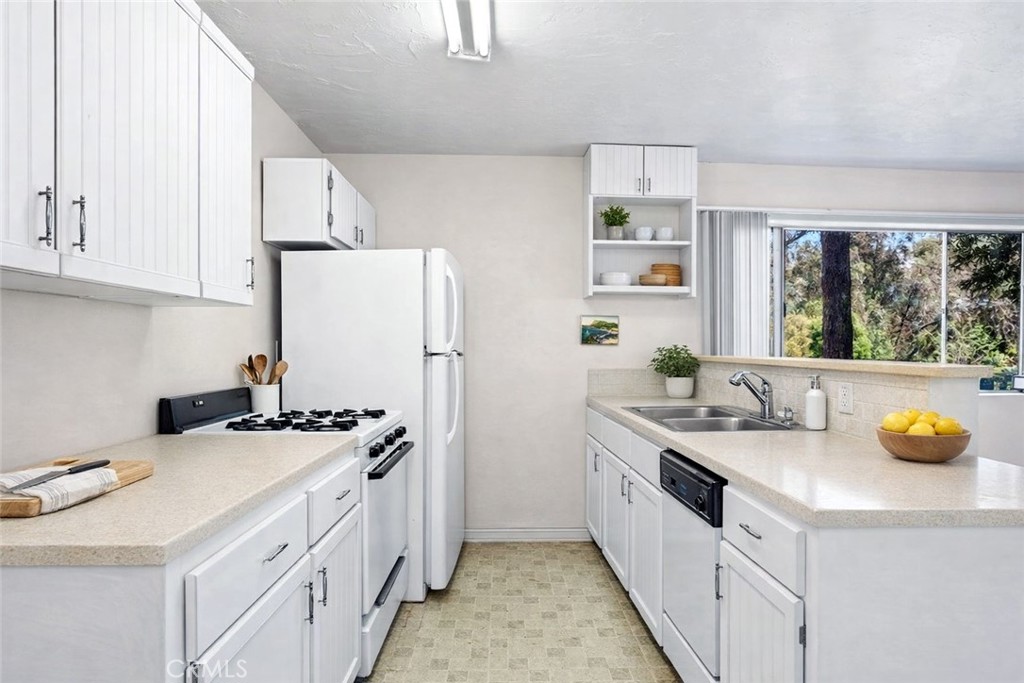 15 La Crescenta Drive