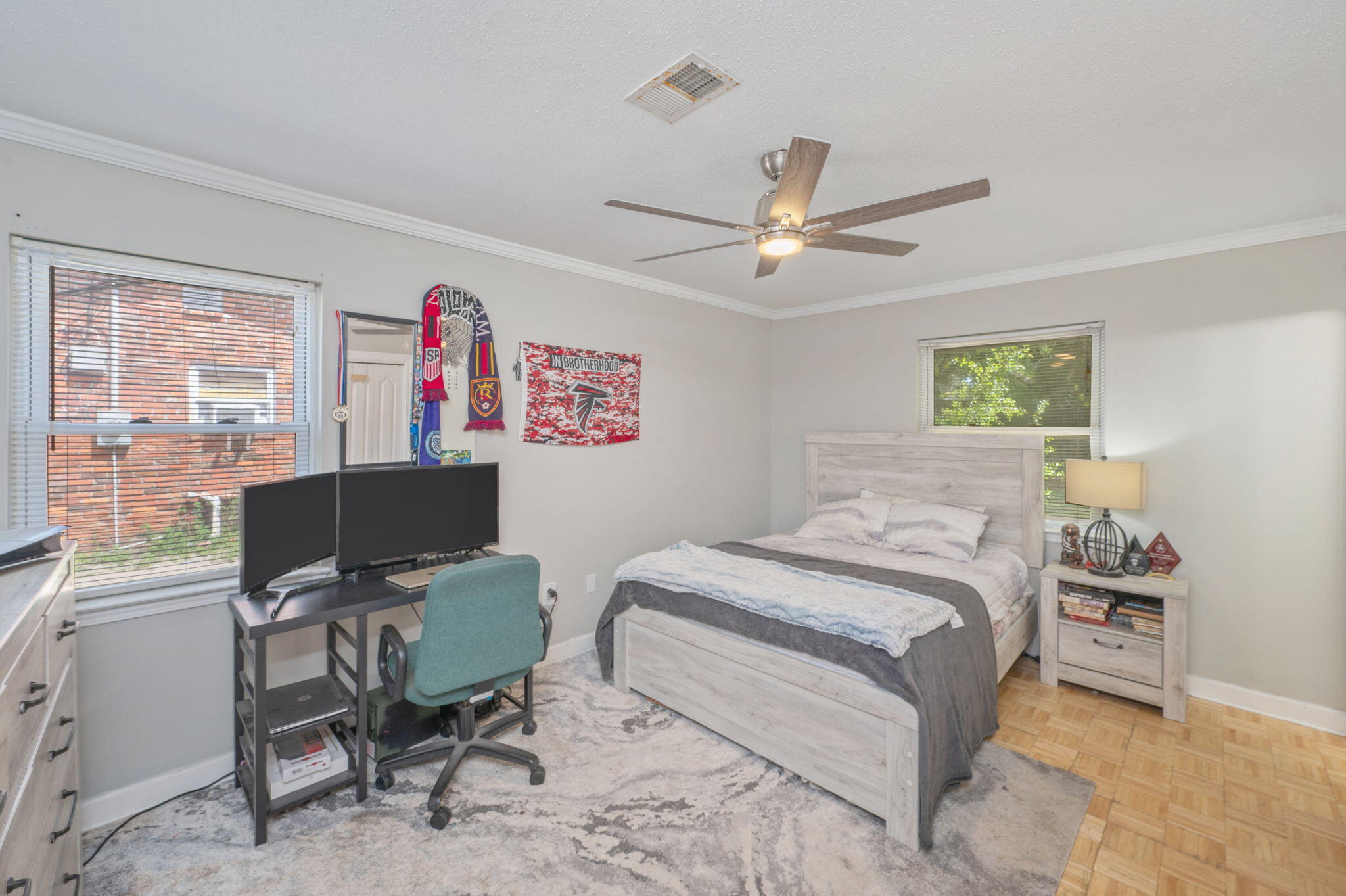 710 E Hollywood Boulevard