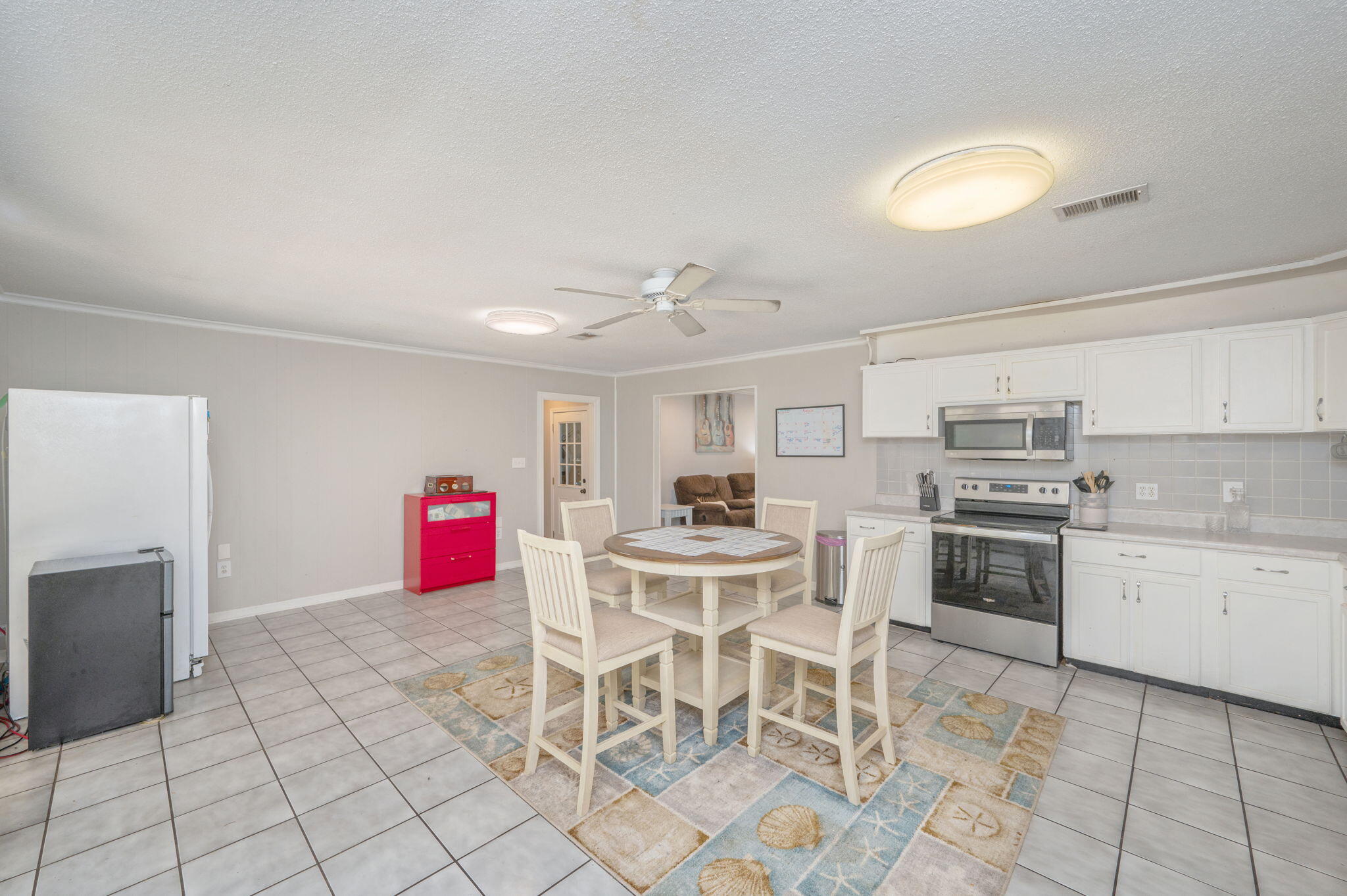 710 E Hollywood Boulevard