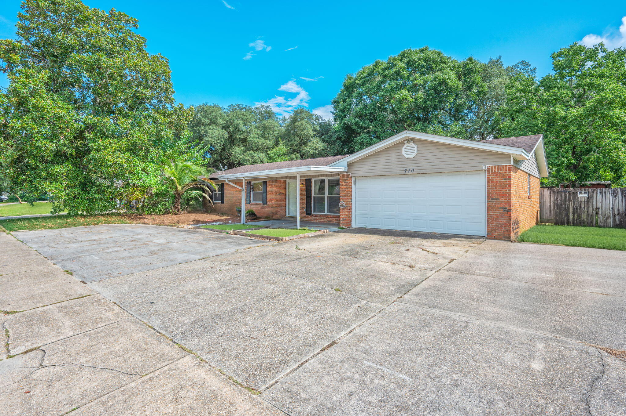 710 E Hollywood Boulevard