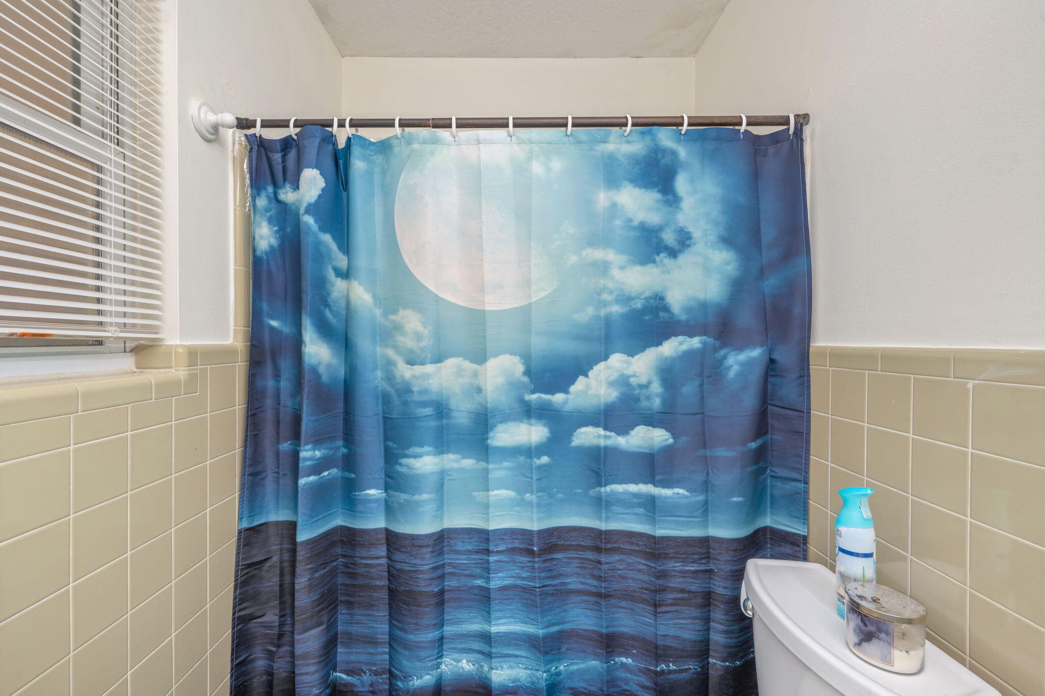 710 E Hollywood Boulevard