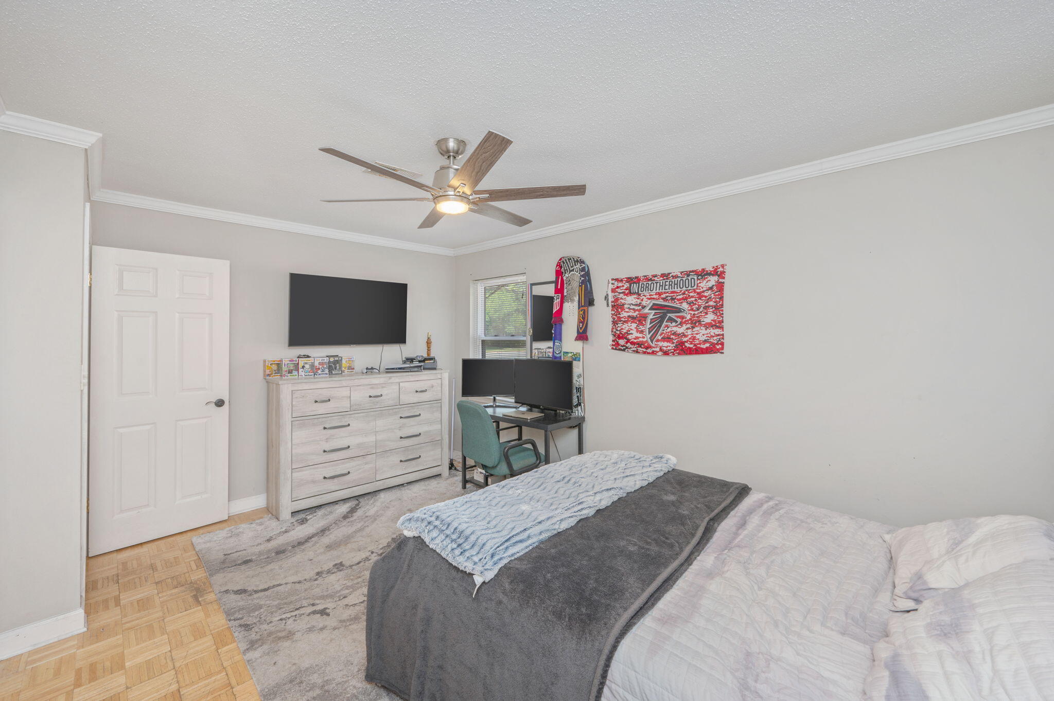 710 E Hollywood Boulevard