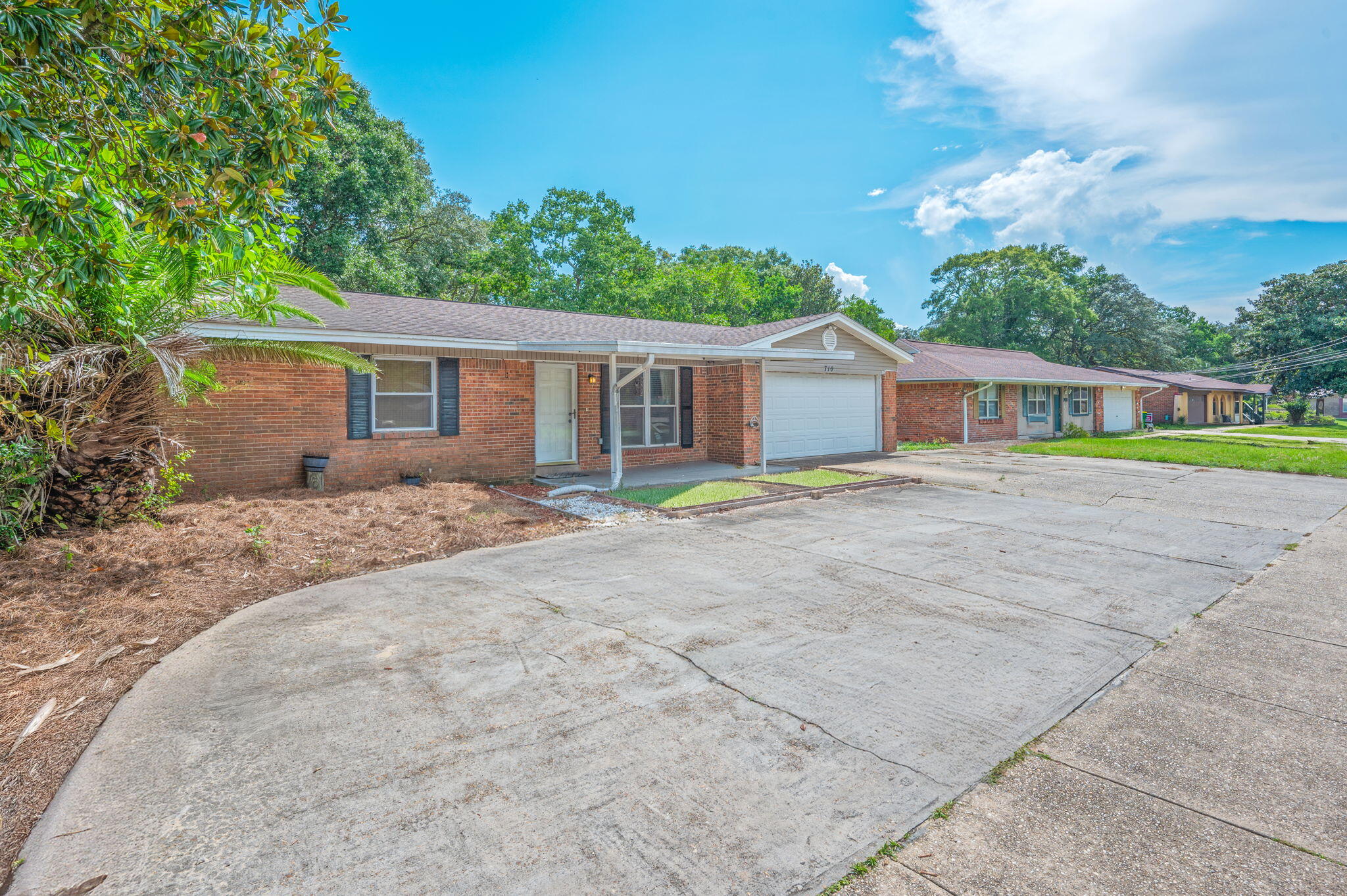 710 E Hollywood Boulevard