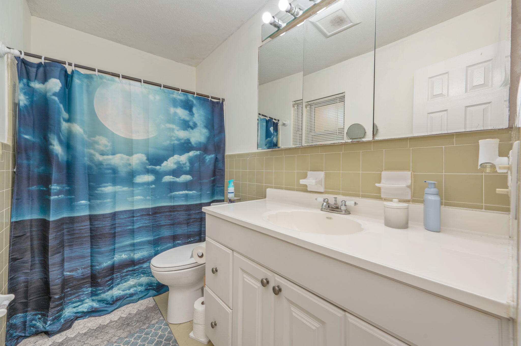 710 E Hollywood Boulevard