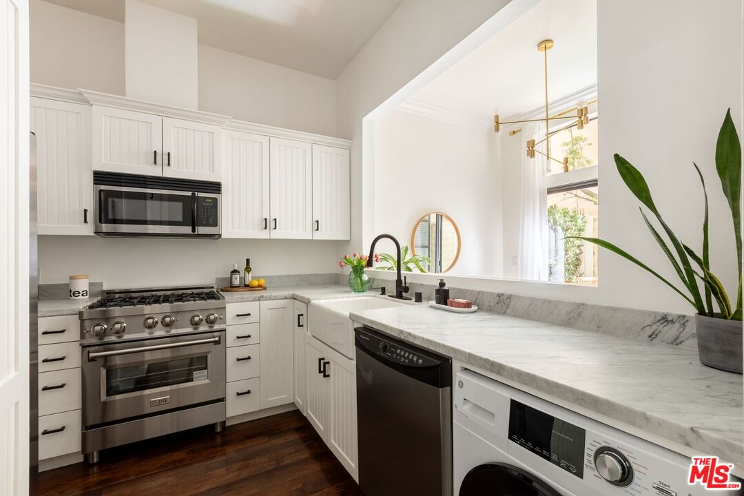 136 S Clark Dr Unit: 2