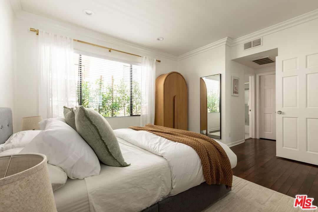 136 S Clark Dr Unit: 2