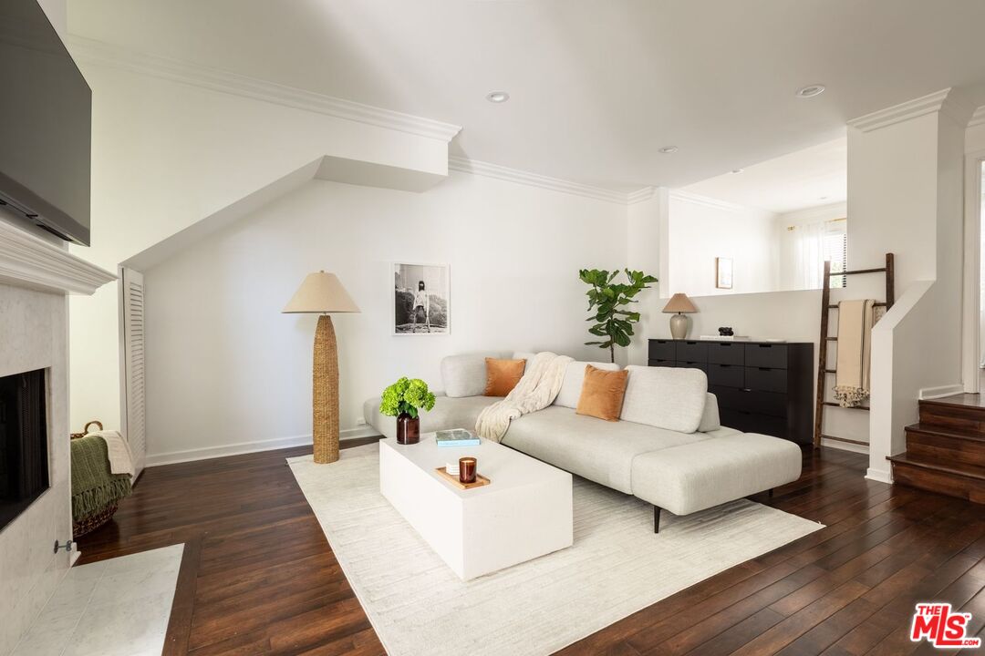 136 S Clark Dr Unit: 2