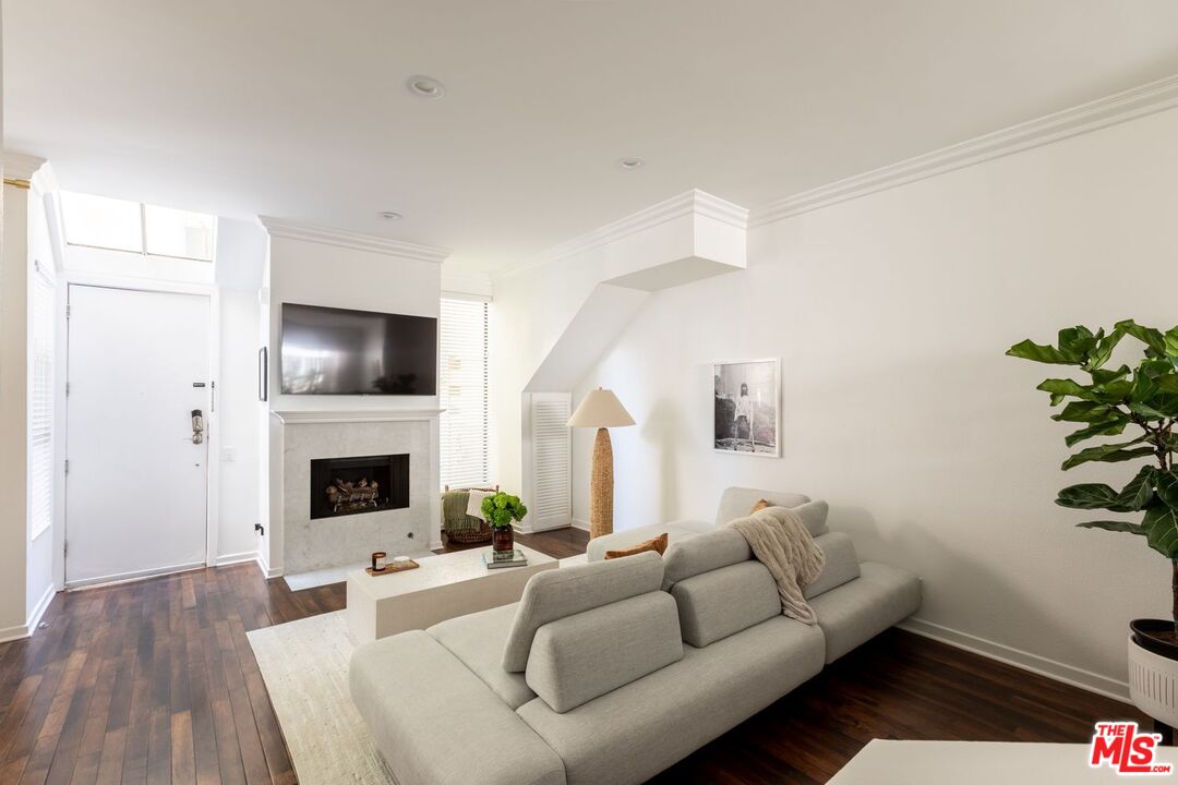 136 S Clark Dr Unit: 2