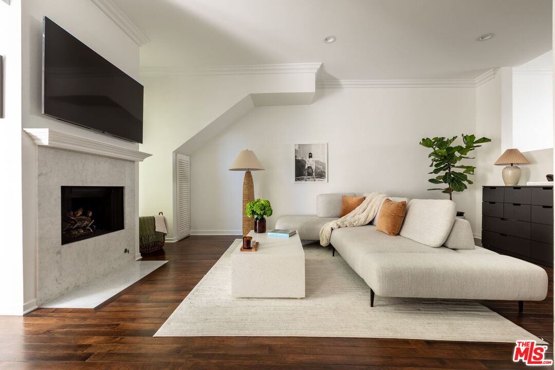 136 S Clark Dr Unit: 2