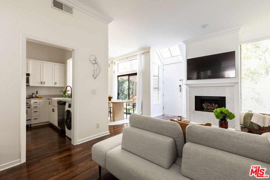 136 S Clark Dr Unit: 2