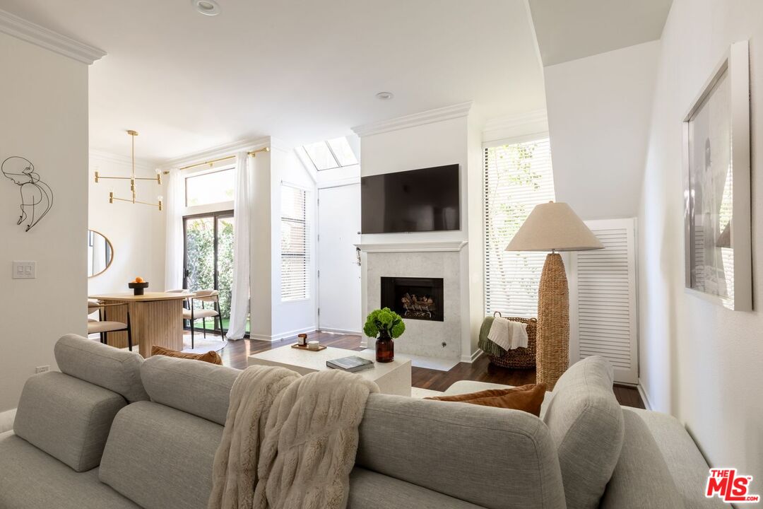 136 S Clark Dr Unit: 2