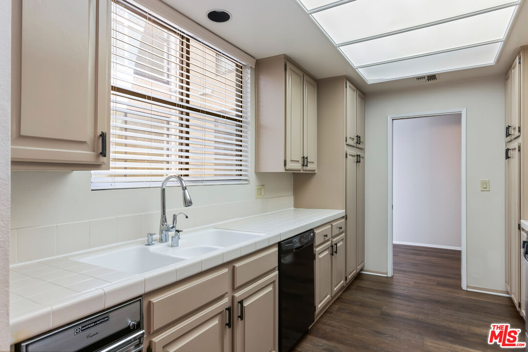 4641 Fulton Ave Unit: 203