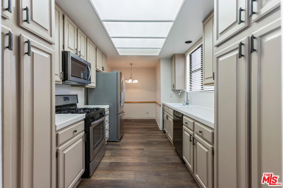 4641 Fulton Ave Unit: 203