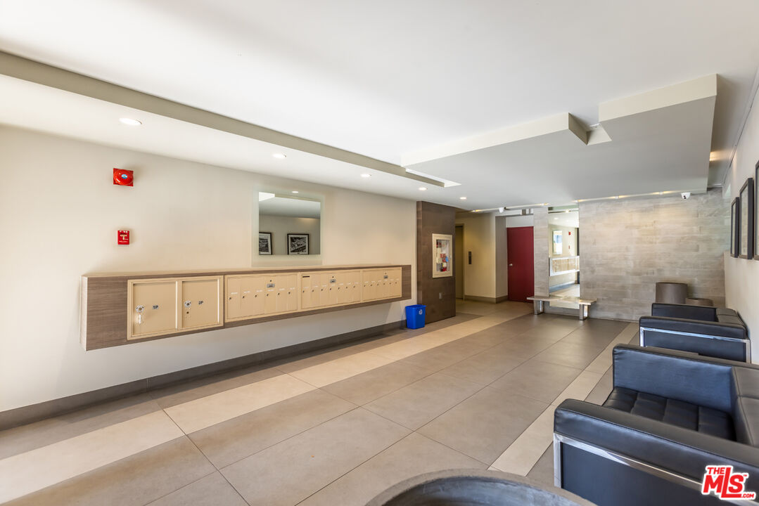 4641 Fulton Ave Unit: 203