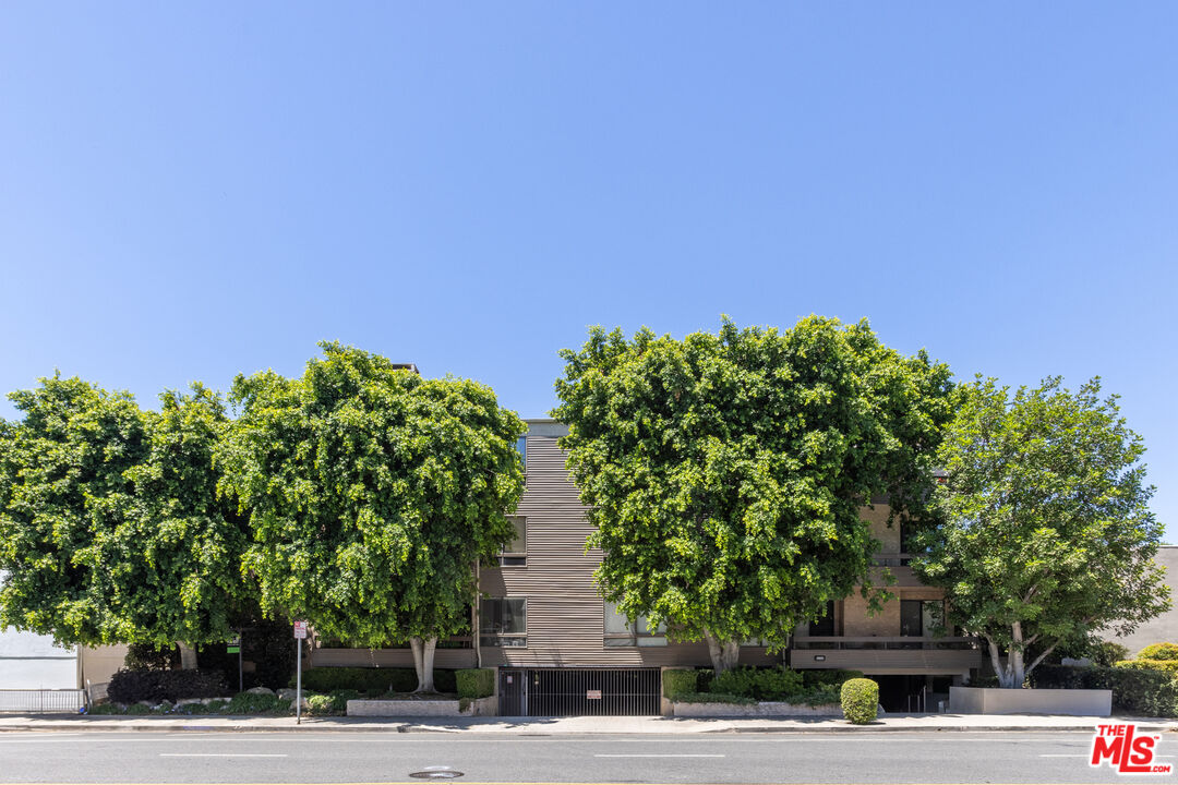 4641 Fulton Ave Unit: 203