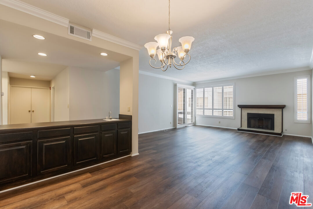 4641 Fulton Ave Unit: 203