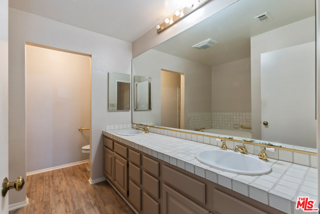 4641 Fulton Ave Unit: 203