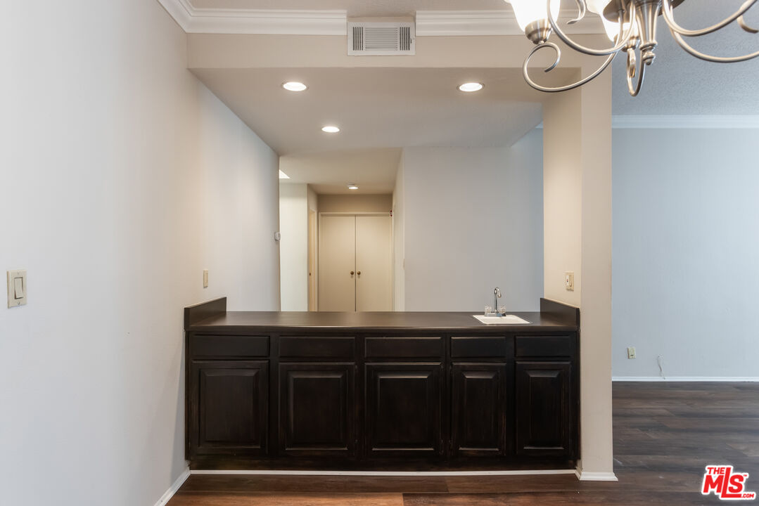 4641 Fulton Ave Unit: 203