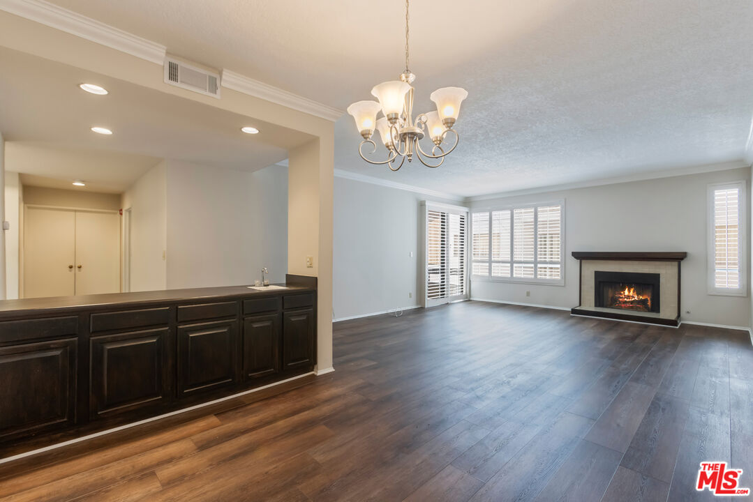 4641 Fulton Ave Unit: 203