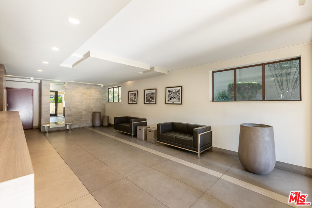 4641 Fulton Ave Unit: 203