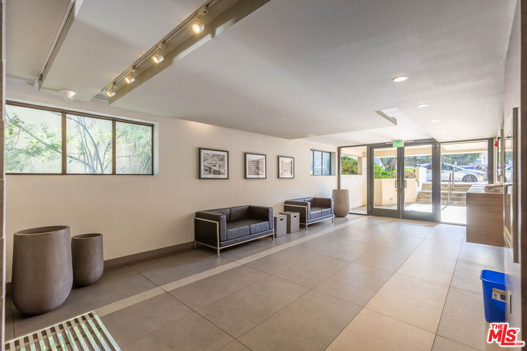 4641 Fulton Ave Unit: 203