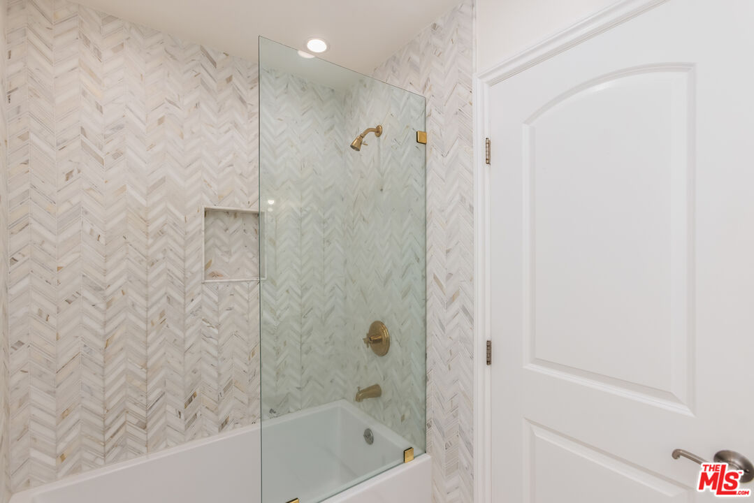 8535 W West Knoll Dr Unit: 109