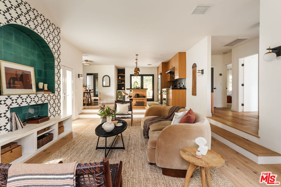 3221 Griffith Park Blvd