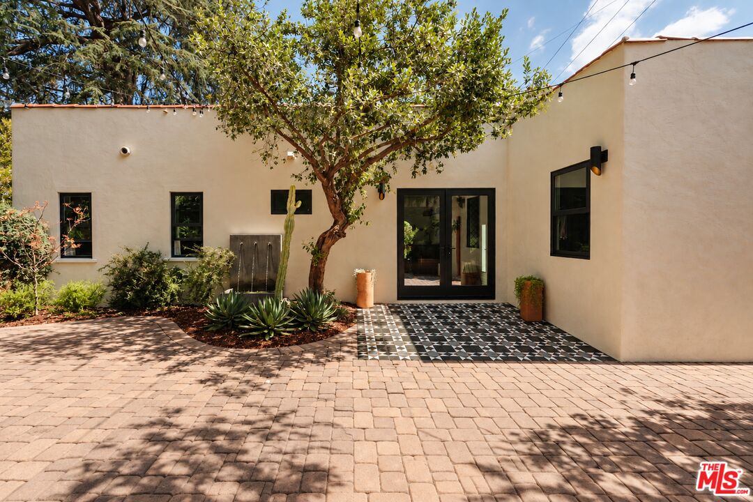 3221 Griffith Park Blvd