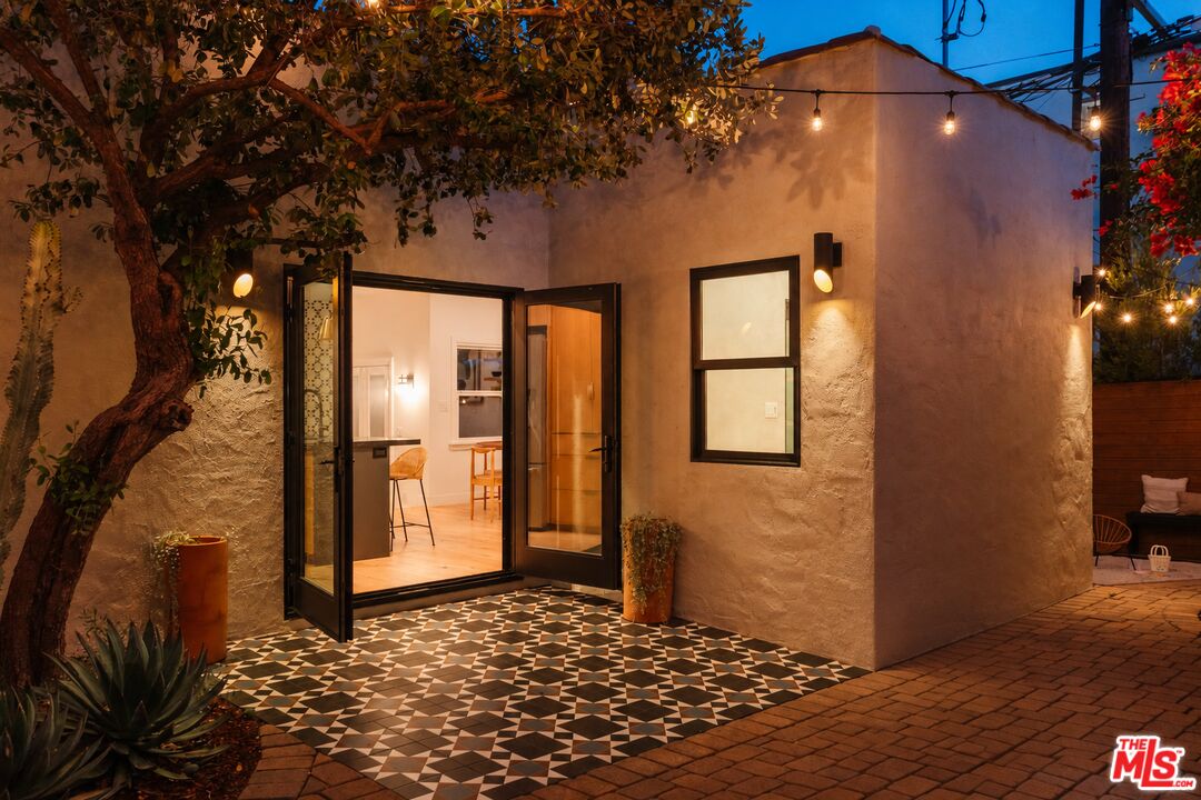 3221 Griffith Park Blvd
