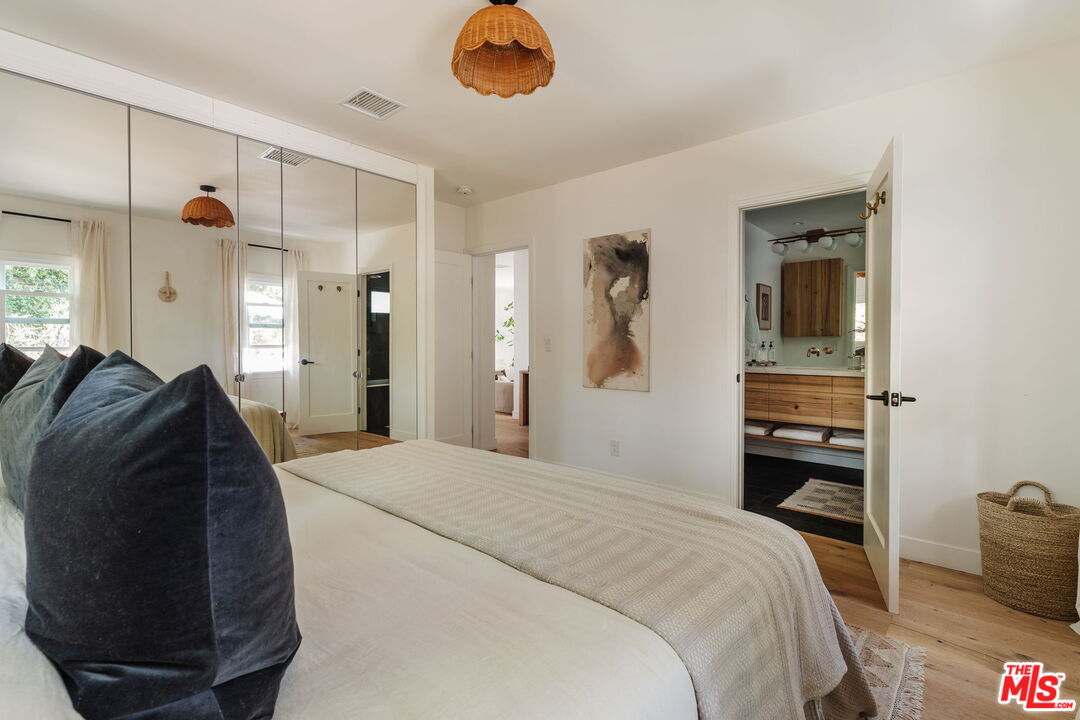 3221 Griffith Park Blvd