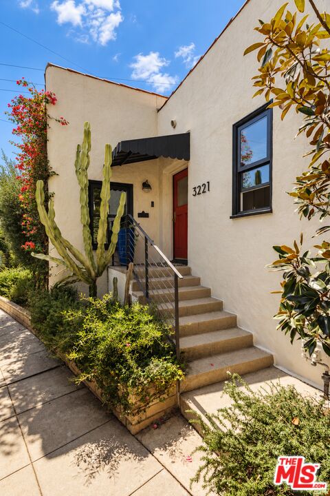 3221 Griffith Park Blvd