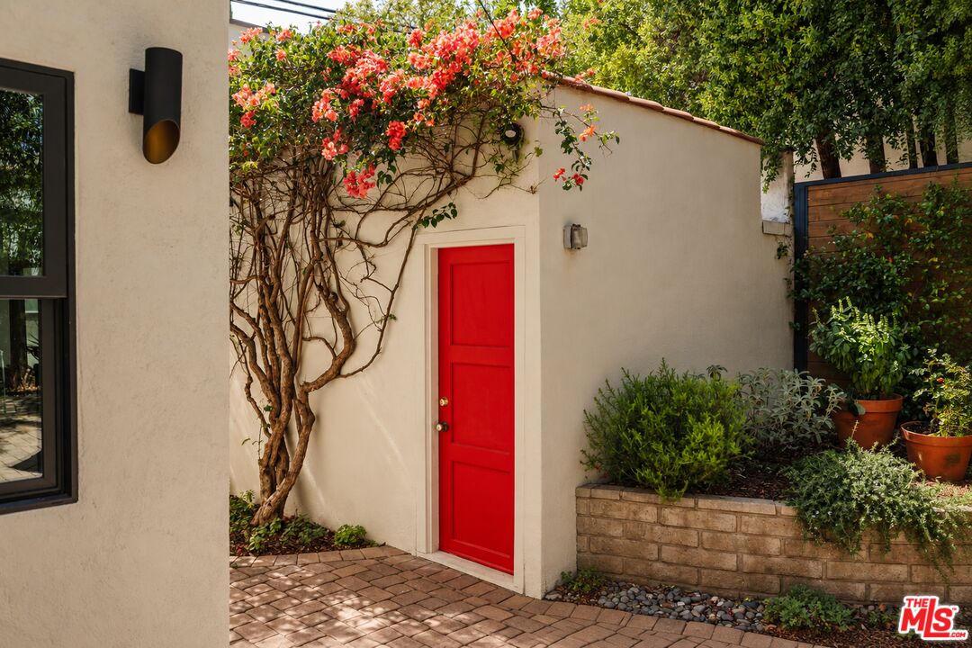 3221 Griffith Park Blvd
